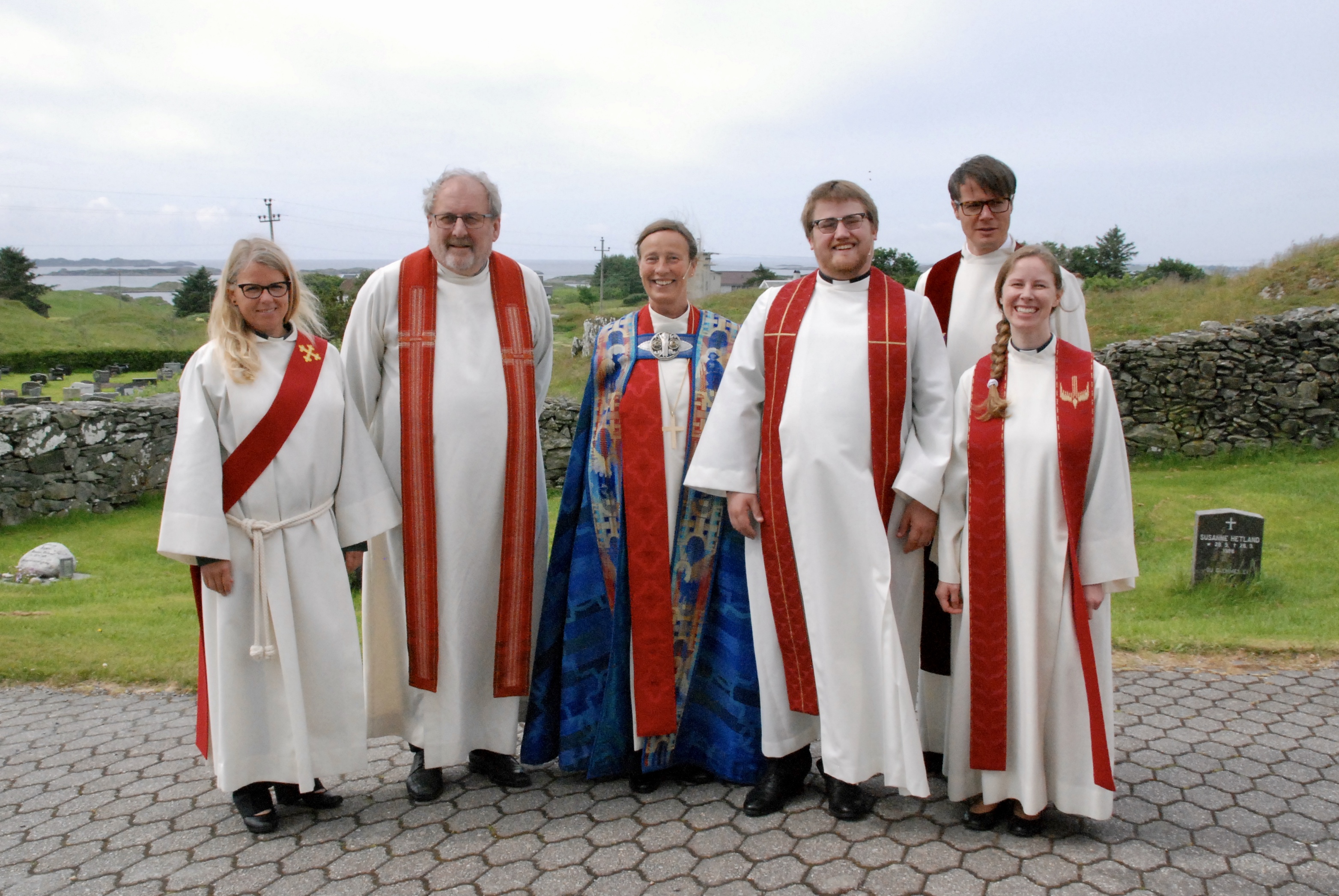I VINDEN: Diakon Marit Areklett, fungerende prost Lars-Tore Anda, biskop Anne Lise Ådnøy, prest Torkild Enstad Hausken, førsteamanuensis ved TF Sivert Angel og sokneprest i Torvastad May Ingunn Vrålstad etter gudstjenesten. Foto: Tove Marie Sortland.