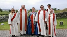 I VINDEN: Diakon Marit Areklett, fungerende prost Lars-Tore Anda, biskop Anne Lise Ådnøy, prest Torkild Enstad Hausken, førsteamanuensis ved TF Sivert Angel og sokneprest i Torvastad May Ingunn Vrålstad etter gudstjenesten. Foto: Tove Marie Sortland.