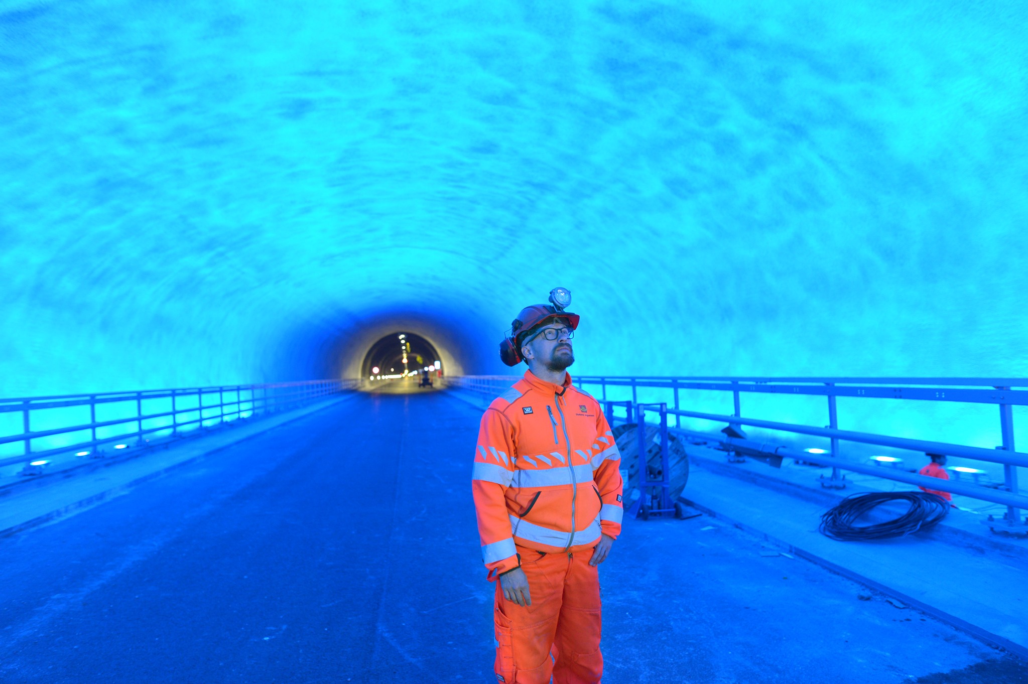 Et helt spesielt gudstjenestested dypt under havoverflaten, vakkert lyssatt og med sikkert god klang for salmene. Foto: Statens Vegvesen