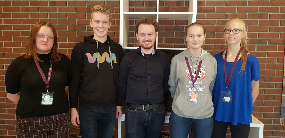 FEM PÅ TINGET Fra venstre: Marie Aske (Tananger), Kjartan Roalsvik (Tananger), Aksel Johan Lund (leder av Ungdomsrådet), Elise Kristin Rosseid (Hinna) og Sofie Pedersen (Hinna).
