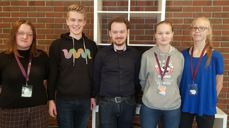 FEM PÅ TINGET Fra venstre: Marie Aske (Tananger), Kjartan Roalsvik (Tananger), Aksel Johan Lund (leder av Ungdomsrådet), Elise Kristin Rosseid (Hinna) og Sofie Pedersen (Hinna).