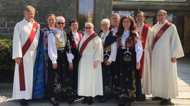 Fra venstre: Diakonirådgiver Asbjørn Finnbakk, biskop Anne Lise Ådnøy, leder i diakoniutvalget Torhild Torstvedt, forbeder Marit Torgersen, diakon Lise-Ingeleiv Grunnaleite, forbeder Helga Hareland, sokneprest Morten Sandland, daglig leder Siri Lindtveit, prost Tomas Mjelde Røsbak, ungdomsdiakon Hans Eskil Vigdel.