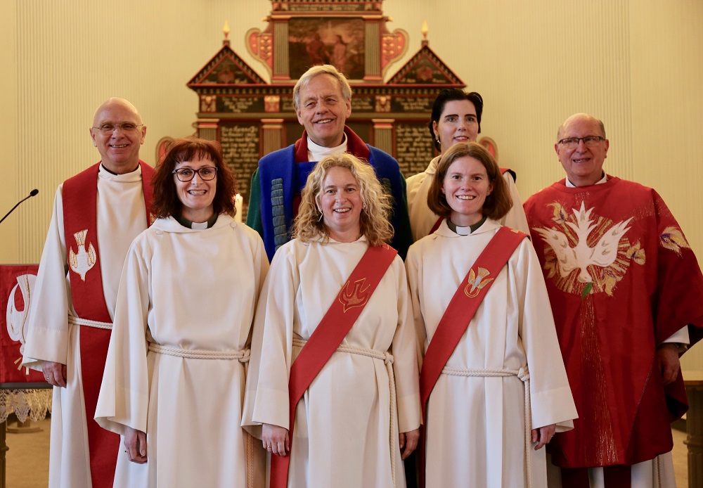 Nyvigsla kateket Siri Aarsland i midten i fremste rekke. Bak fra venstre: prost Kjell Børge Tjemsland, biskop emeritus Ernst Baasland, undervisningsrådgjevar Gunn Heidi Dybdahl, sokneprest Gaute Øgreid Rasmussen. T.v. framme: kateket i Bryne, Time og Undheim Ingfrid Time Nærland og t.h. dagleg leiar Turid Boganes. Alle foto: Shelley Heggelund