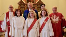 Nyvigsla kateket Siri Aarsland i midten i fremste rekke. Bak fra venstre: prost Kjell Børge Tjemsland, biskop emeritus Ernst Baasland, undervisningsrådgjevar Gunn Heidi Dybdahl, sokneprest Gaute Øgreid Rasmussen. T.v. framme: kateket i Bryne, Time og Undheim Ingfrid Time Nærland og t.h. dagleg leiar Turid Boganes. Alle foto: Shelley Heggelund