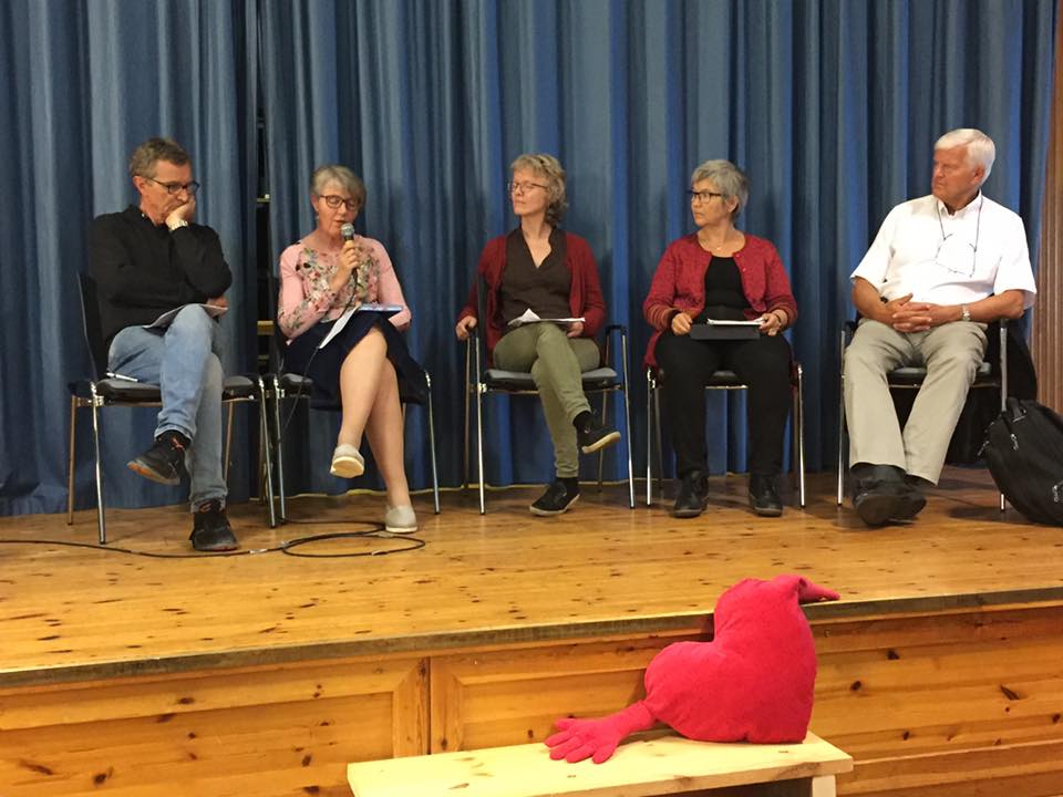 Paneldebatt med temaet: Hvordan møte mennesker i krise? F.v.: Martin Ivar Arnesen, Gunnlaug Hidle Sigmundsen, Anne Birgitte Bødtker Ruus, Sigrid Sigmundstad og Atle Dyregrov. Foto: Ludvig Bjerkreim.