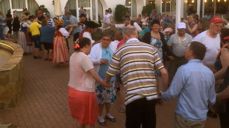 - Om kveldene samles vi på festplassen ute, til konsert og kjekk underholdning. Været og temperaturen er helt fantastisk, forteller Leif Johannes Netland.