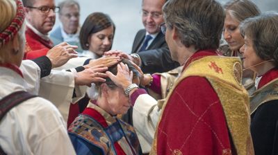 Biskoper fra inn og utland, kirkeledere og rådsledere var med å be for biskopen. Foto: Fredrik Refvem, Stavanger Aftenblad