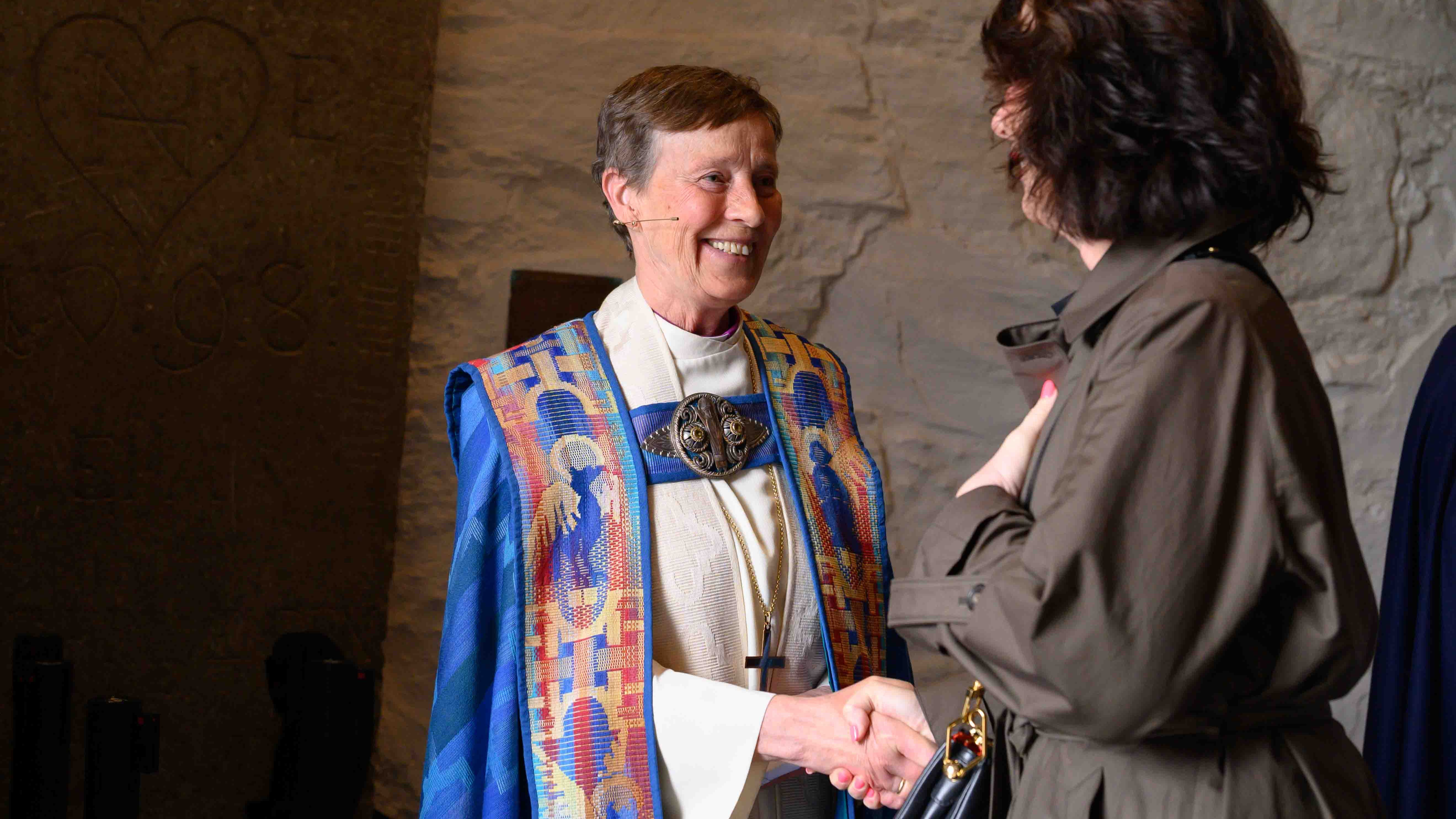 Mange ville takke biskopen etter gudstjenesten. Foto: Ivar Barane