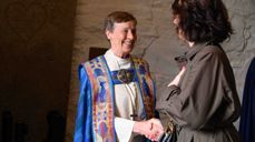 Mange ville takke biskopen etter gudstjenesten. Foto: Ivar Barane