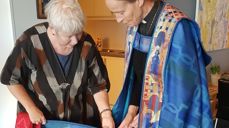 Kunstner Åse Eriksen forteller Anne Lise Ådnøy om arbeid og detaljer.