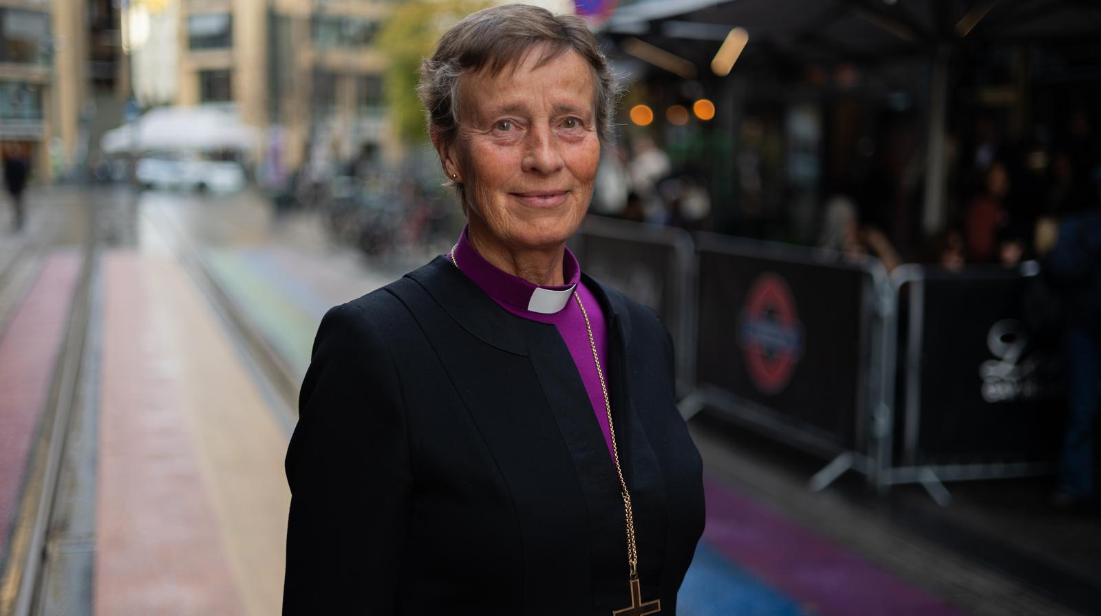 Biskop Anne Lise Ådnøy utenfor London pub i Oslo, der preses Olav Fykse Tveit sa unnskyld til skeive på vegne av biskopene og kirken. Foto: Den norske kirke