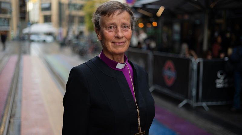 Biskop Anne Lise Ådnøy utenfor London pub i Oslo, der preses Olav Fykse Tveit sa unnskyld til skeive på vegne av biskopene og kirken. Foto: Den norske kirke
