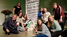 Ungdommene i Greenhouse i Bogafjell menighet i Sandnes, viser fram høstens grøde, samt adventslys omstøpt av lysrester.