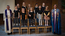 Gausel Barnegospel sammen med sokneprest Øyvind Tjelle og biskop Anne Lise Ådnøy etter visitasgudstjenesten søndag. Foto: Kristen Glad