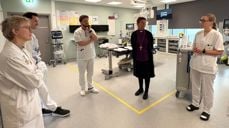 4.-5. november hadde prestetjenesten i Helse Fonna visitas. Den startet på akutten, der Trude Karoliussen (t.h.) viste rundt. F.v.: sykehusprestene Anne Birgitte Bødtker Ruus, Sveinar Medhaug, overlege Arjan van den Akker og biskop Anne Lise Ådnøy.