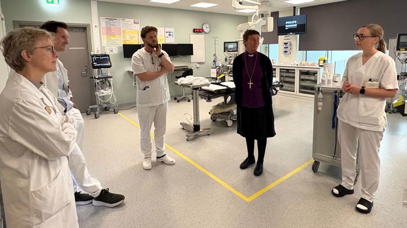 4.-5. november hadde prestetjenesten i Helse Fonna visitas. Den startet på akutten, der Trude Karoliussen (t.h.) viste rundt. F.v.: sykehusprestene Anne Birgitte Bødtker Ruus, Sveinar Medhaug, overlege Arjan van den Akker og biskop Anne Lise Ådnøy.