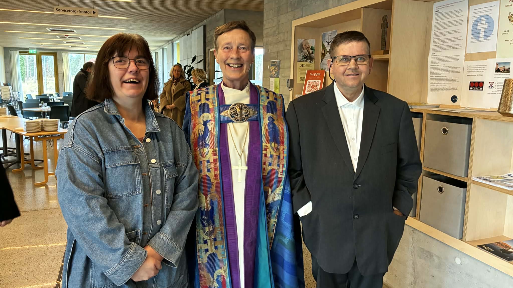 Unni Vatnedal og Bjørn Ola Staurdal fra klubben Treffen sammen med biskop Anne Lise Ådnøy før visitasgudstjenesten.