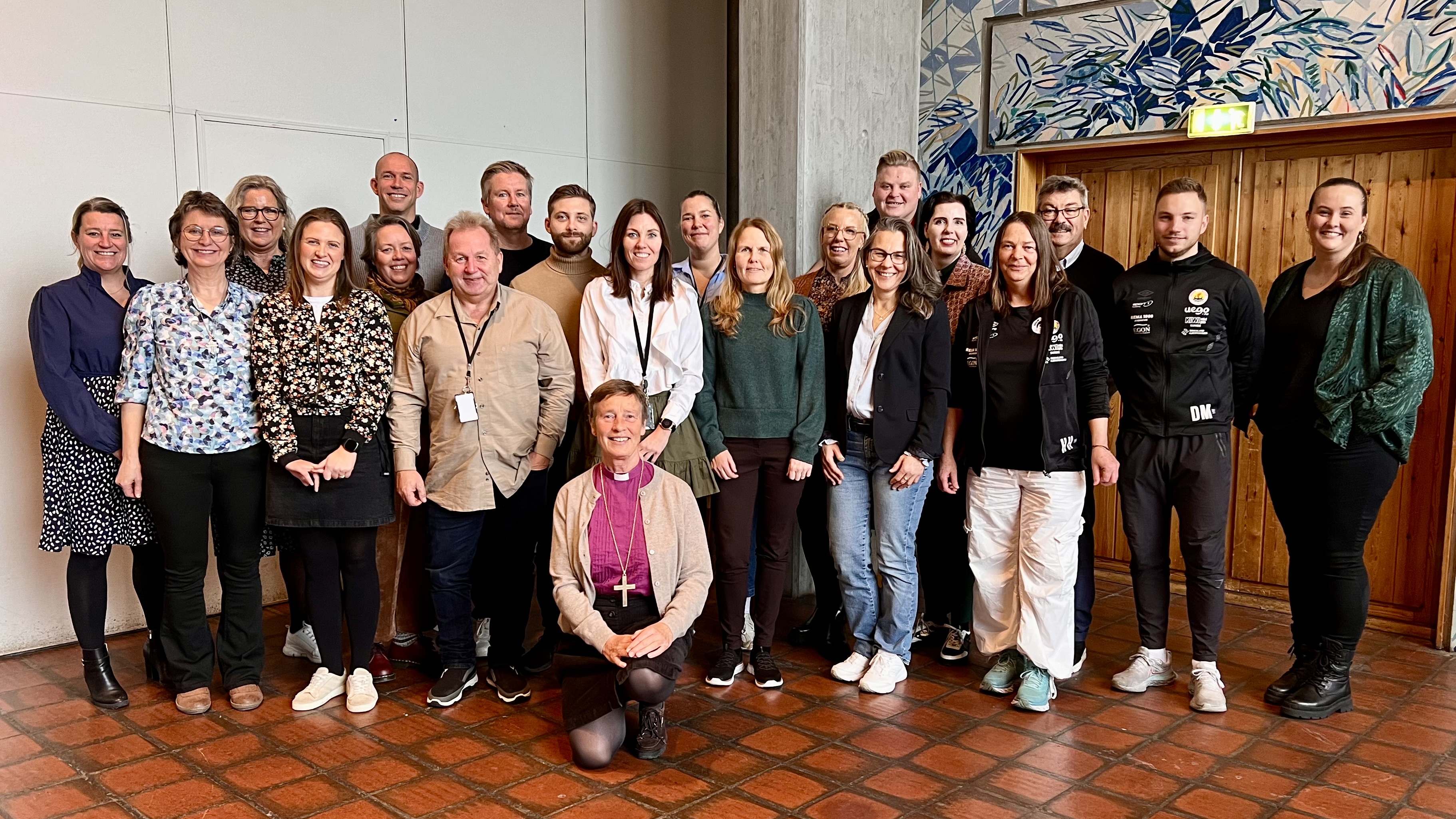 Alle som jobber for barn og unge i bydelen samles jevnlig til felleslunsj i Sunde kirke. Sunde IL hjalp til med å lage et skikkelig lagbilde!