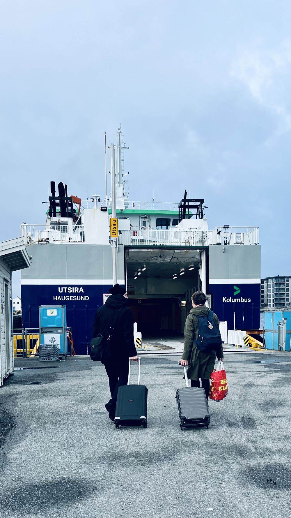 Prost og biskop på vei inn i Utsirabåten fra Haugesund.