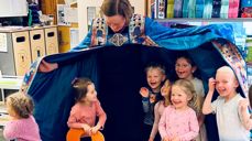 Kjekt besøk i Utsira barnehage. Alle barna fikk plass inne i bispekåpen!