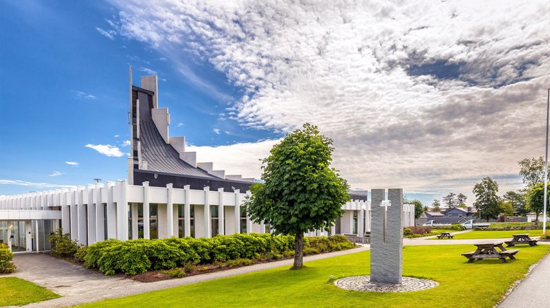 Gand sokn har to gudstjenestesteder: Gand kirke og Julebygda kapell. Her er Gand kirke.