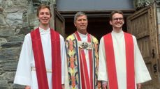 Lars Lauvvik Ørland (t.h.) ble ordinert av biskop Ivar Braut sammen med Simen Elias Nordbrønn Myklebust i juni i år. (Foto: May Lisbeth Aurdal)