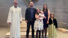 Familien Dagestad Reinhardt sammen med sokneprest Morten Sandland. Foto: Hege Skrikrud