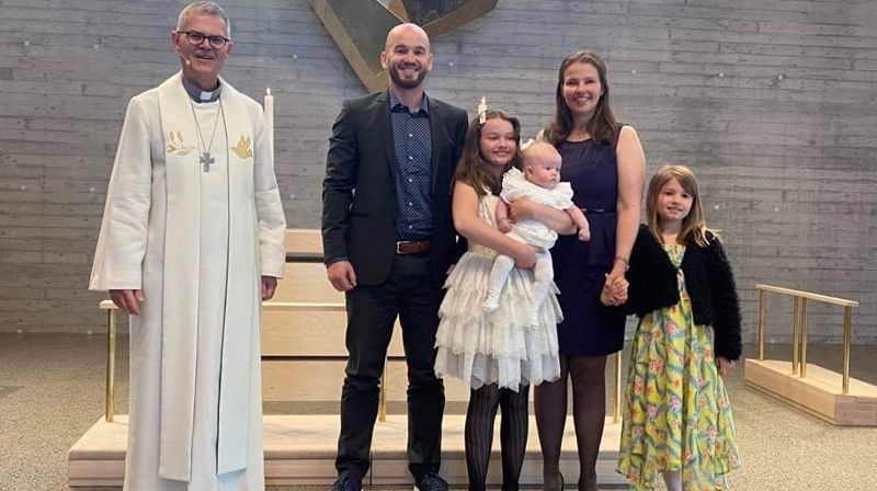 Familien Dagestad Reinhardt sammen med sokneprest Morten Sandland. Foto: Hege Skrikrud