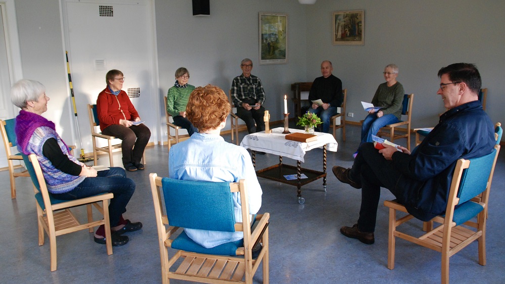 Tid for felles formiddagsbønn før lunsj. Torill Stordalen til venstre og Arvid Kaspersen til høyre på bildet.