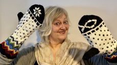 Kulturrådgiver Ragnhild Halle med to testvotter i størrelse "Stor". – Det er veldig kjekt å kunne presentere en så flott oppskrift, synes hun.