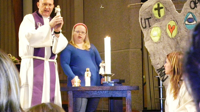 Sokneprest Rune Rasmussen bidrar i HEL-gudstjeneste i Risør kirke. Foto: Agder og Telemark bispedømme