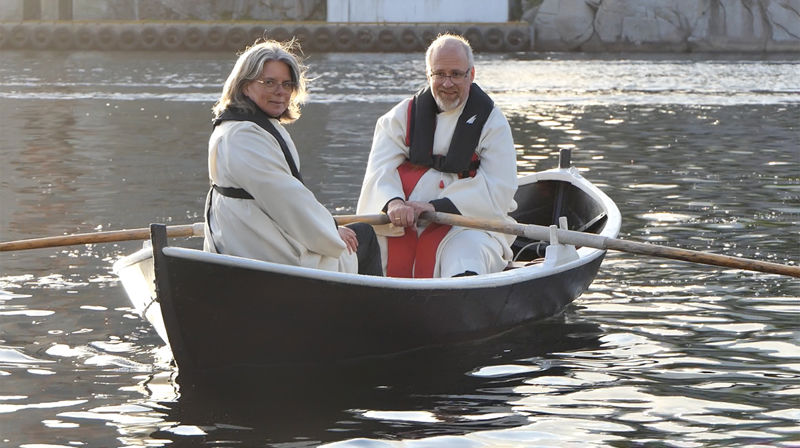 Stafetten startet i Egersund, der sokneprest Leif Wikøren Nilsen rodde prost Ingun Stokstad Barane fram til Egersund kirke. Foto: Ivar Barane