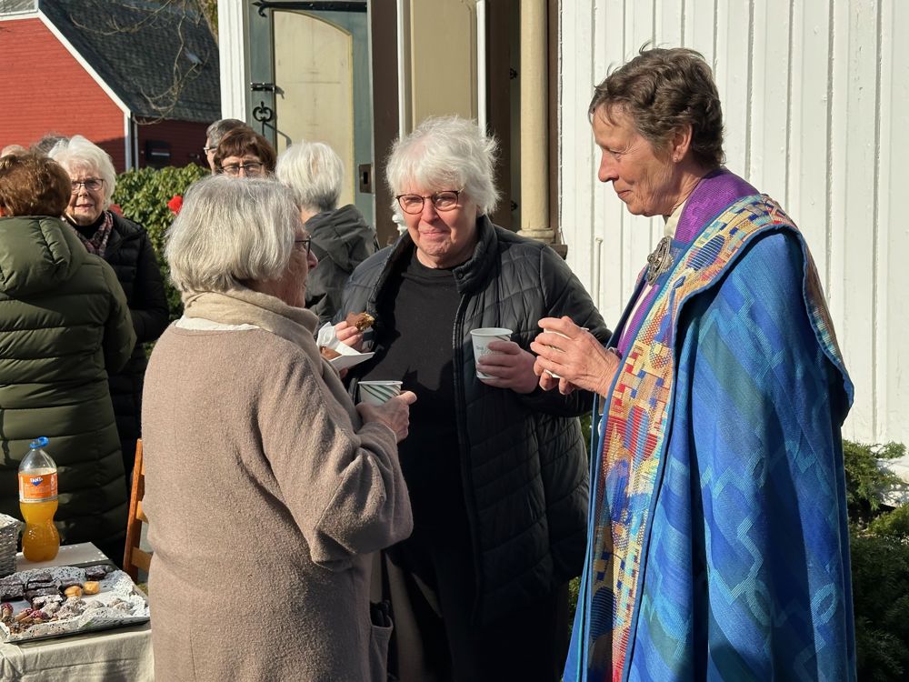 Kirkekaffe i sola utenfor Egersund kirke. Foto®IvarBarane.