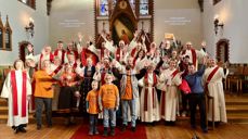 Jubileumsjubel fra noen av de medvirkende på jubileumsgudstjenesten i Vår Frelsers kirke.