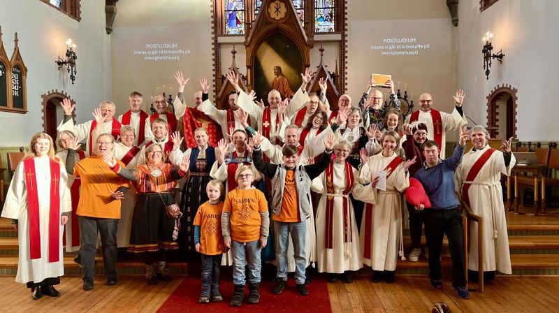 Jubileumsjubel fra noen av de medvirkende på jubileumsgudstjenesten i Vår Frelsers kirke.