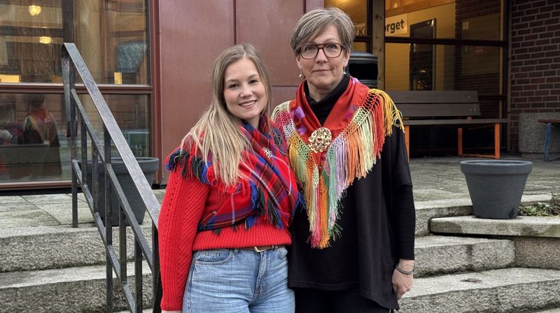 Siri Guttorm Hetland og Lillian Rushfeldt starter jubileumshelgen med å markere Samenes nasjonaldag. Foto: Eirik Samdal Lund