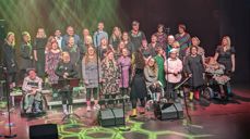 HEL-kor Karmøy bidrar i den store fellesgudstjenesten i Åkra kirke søndagen. Det blir første gang hele Karmøy samles til en gudstjeneste.