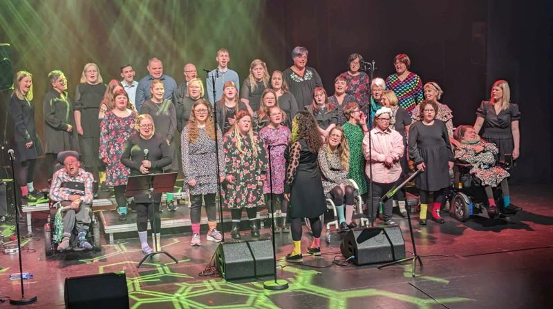 HEL-kor Karmøy bidrar i den store fellesgudstjenesten i Åkra kirke søndagen. Det blir første gang hele Karmøy samles til en gudstjeneste.
