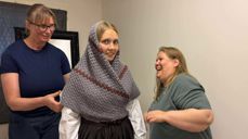 Anne Marie Bergman, Thea Nising Vatland og Gry Fagerland Sjursen fra Hjelmeland teaterlag prøver å finne riktige kostymer til fremføringen på Kristi Himmelfartsdag.