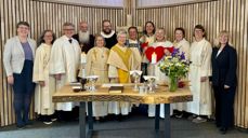 Medvirkende i gudstjenesten hadde kledd seg for å representere både geografi, historie og roller i kirken. Foto: Tove-Rudi Tobiassen