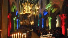 Stavanger domkirke var pyntet med effekter fra Potter-universet til gudstjenesten fredag. Foto: Maria Skretting