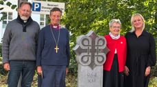 Milesteinen som viser hvor langt det er igjen til Nidaros, ble avduket på Pilegrimsdagen. Fra venstre: Pilegrimsprest Einar Vegge, biskop Anne Lise Ådnøy , frivillig i domkirken Ellinor Bryne og Cille Ihle fra Stavanger kommune. Foto: Tove Galta, Utstein kloster/MUST.
