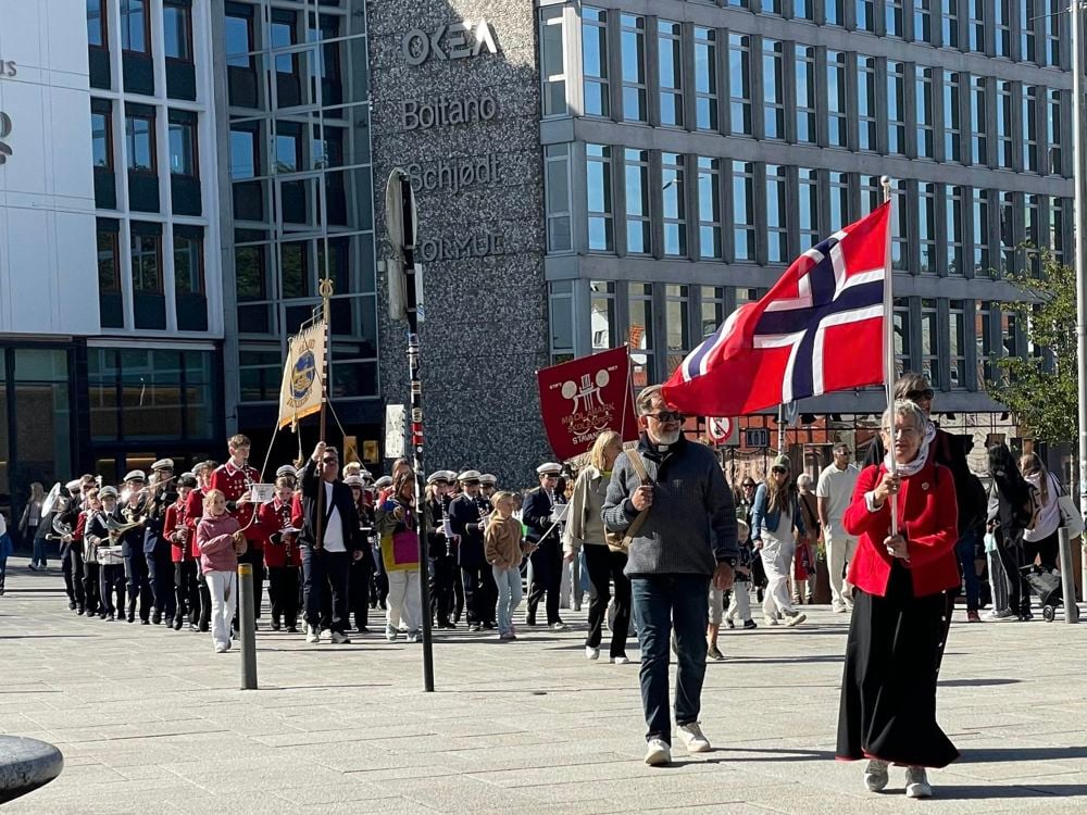 Prosesjon gjennom byen. Foto: Utstein pilegrimsgård