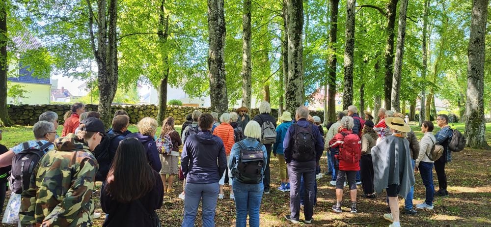 Pilegrimene fikk høre fortellingen om St. Svithun. Foto: Annlaug Engmark