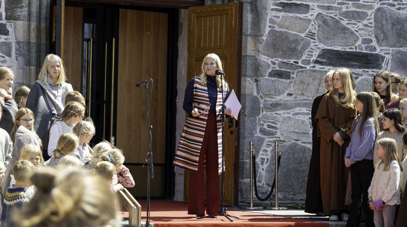 Kronprinsesse Mette-Marit holdt en flott tale til byen utenfor Domkirken, omkranset av det store barnekoret fra menigheter i bispedømmet. Foto: Eva Marion Falkenhaug Lea