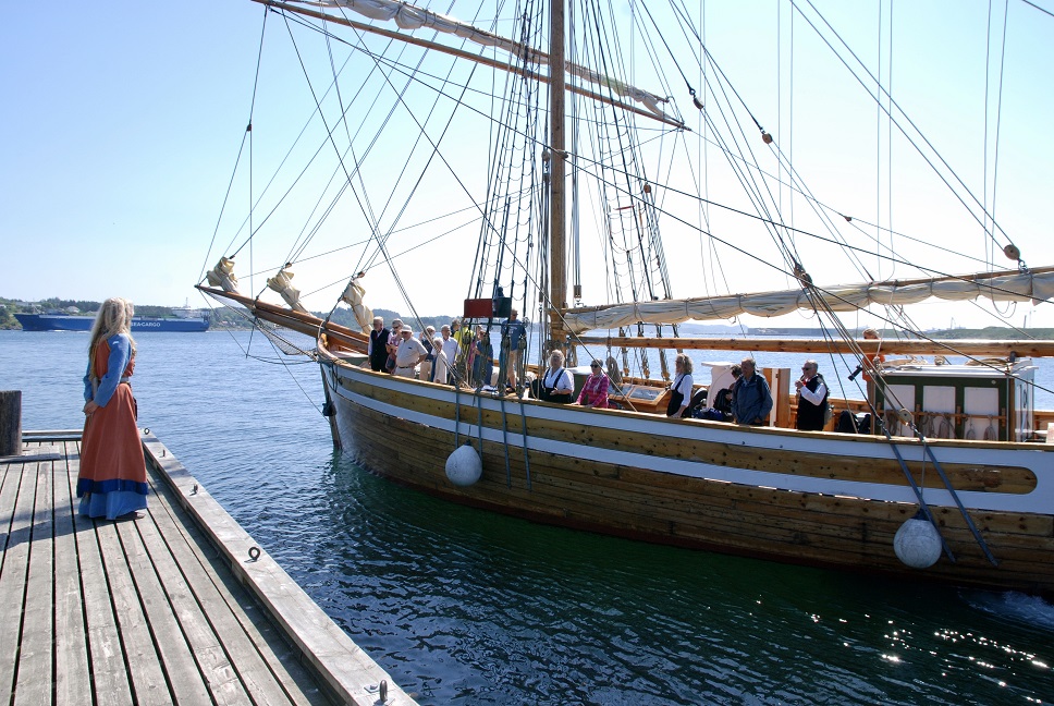 Marit Synnøve Vea fra Norvegen historiesenter ønsker velkommen til Avaldsnes