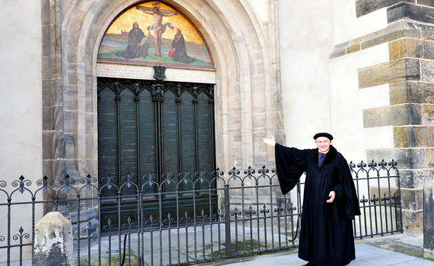 Martin Luther (Kirchenmeister Bernhard Naumann) foran døren til Slottskirken i Wittenberg. Foto: kathpress.at