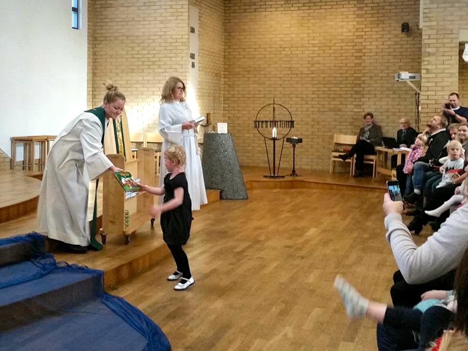 Utdeling av 4-årsbok i Udland kirke, Haugesund.