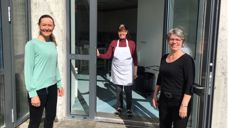 Hver fredag deler diakon Tonje Vilberg Bjerkreim, Tone Ljosland Urstad og Margun Lima Skårland ut mat ved Ålgård kirke. Matutdeling skjer også i Ecuador, der menighetens samarbeidspartner Misjonsalliansen driver arbeid.