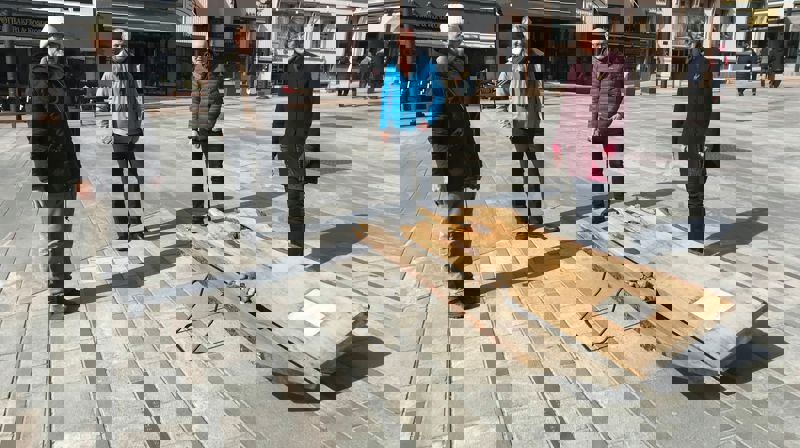 Tollef Thorsnes (kunstner), Jan Terje Christoffersen (sokneprest), Tore Dvergastein (kulturrådgiver) og Marta Botne (domprost) på Torvet i Tønsberg ved en av stasjonene i årets påskevandring.